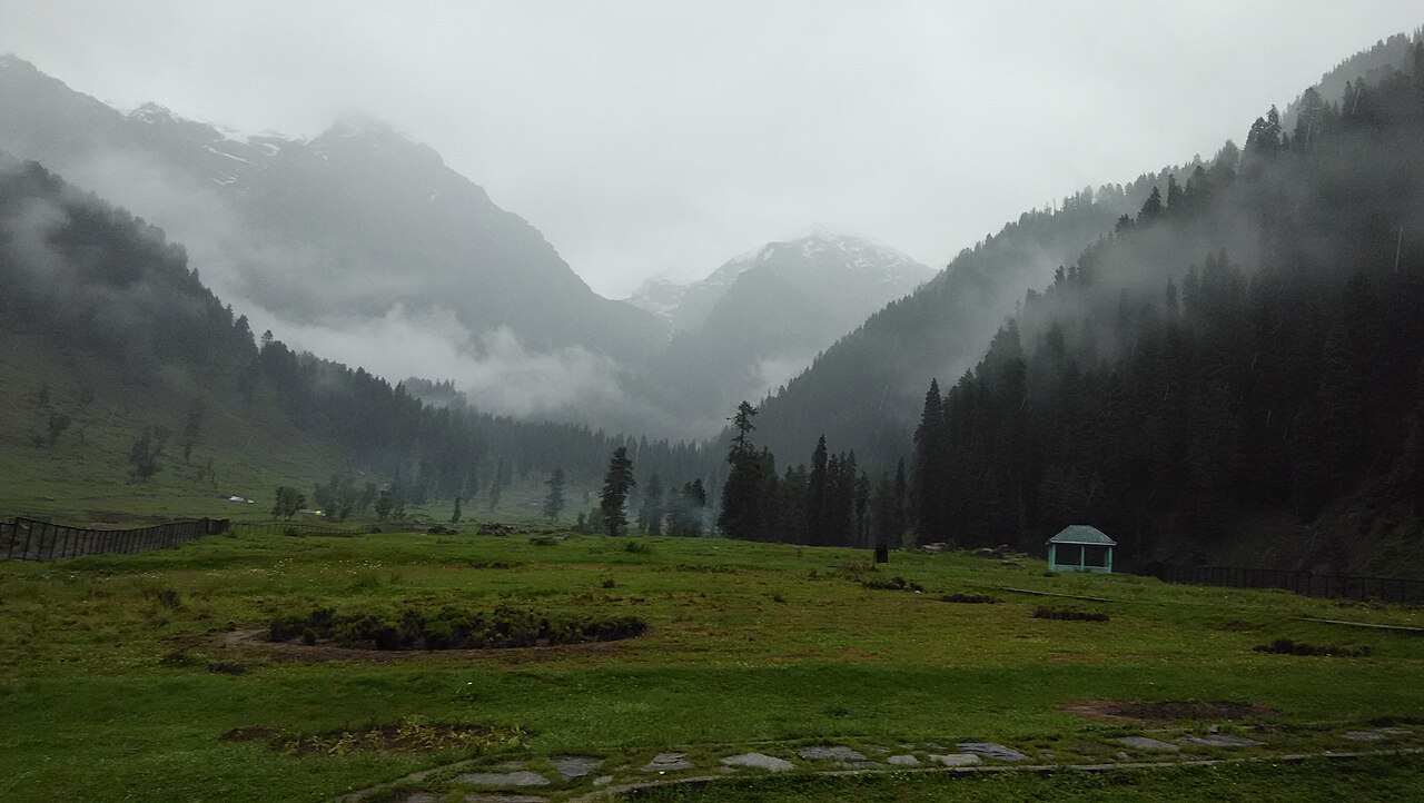 The wide, glacial valley of Sang-e-Safed.