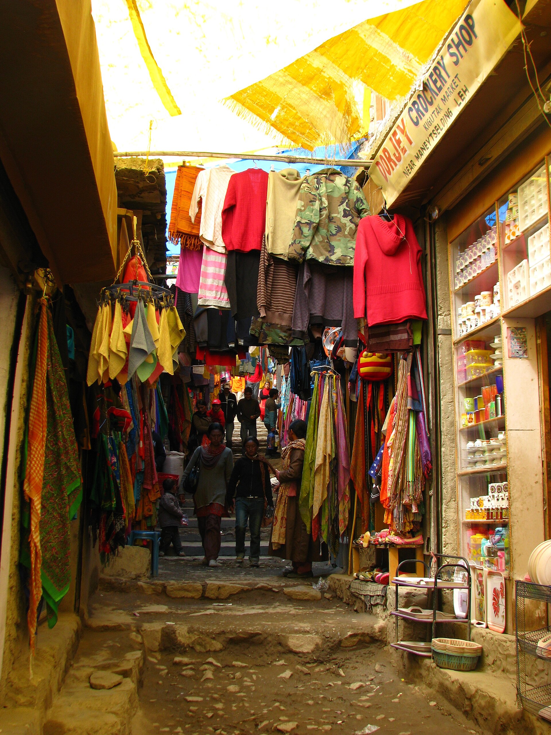 Busy street in Leh with mountain backdrop