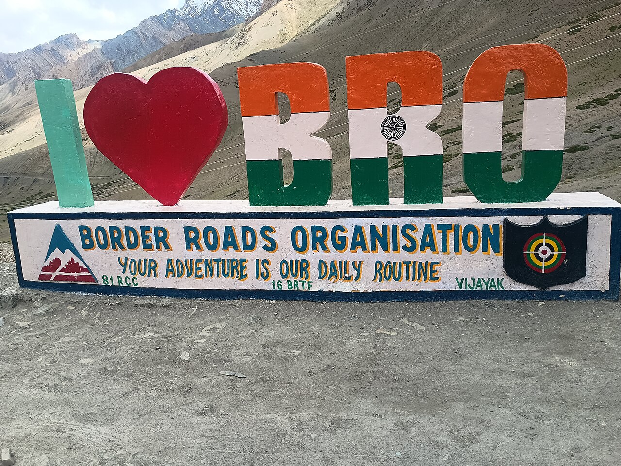 A road warning sign on a mountain pass.