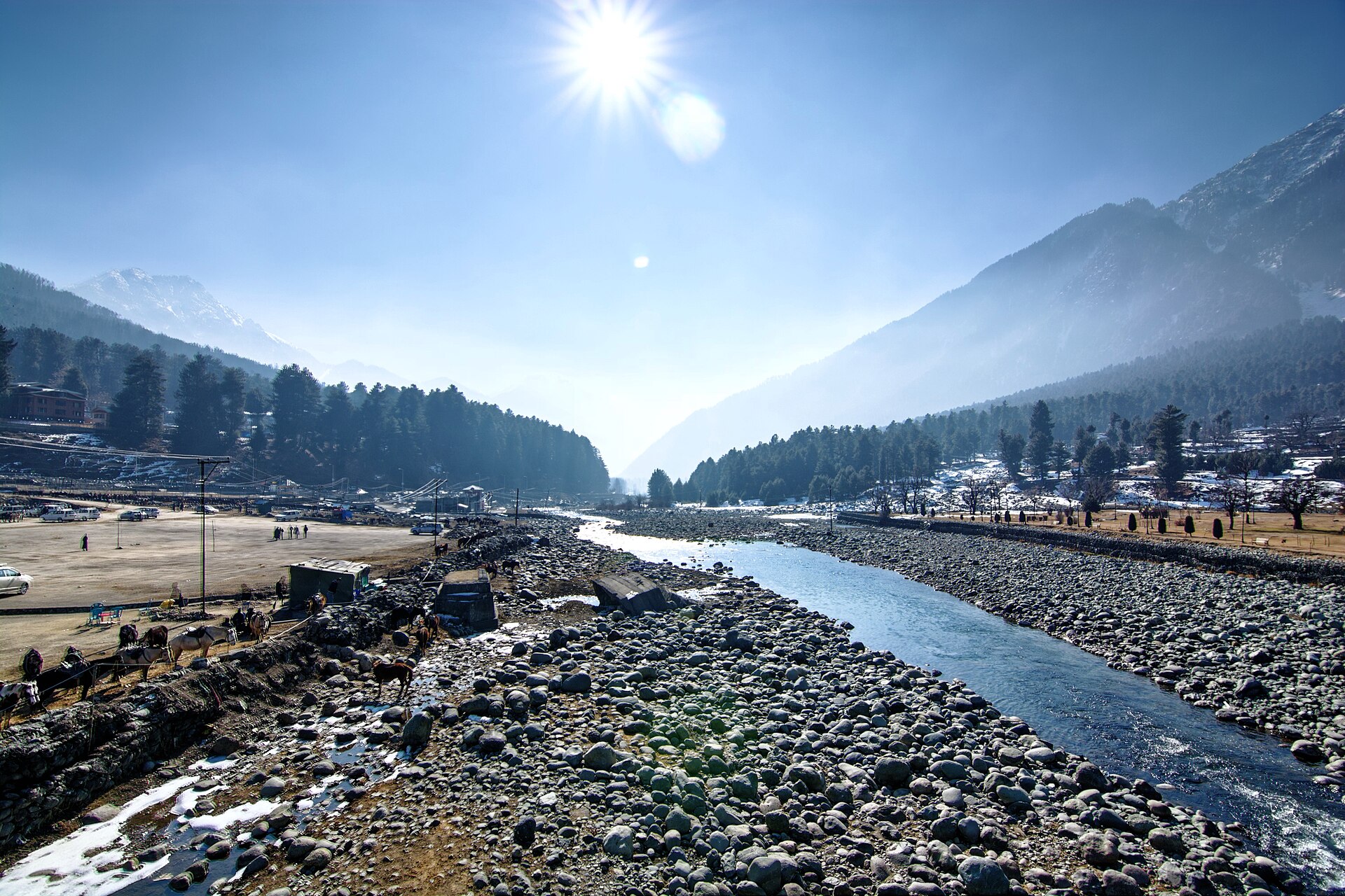 Street scene in central Pahalgam.