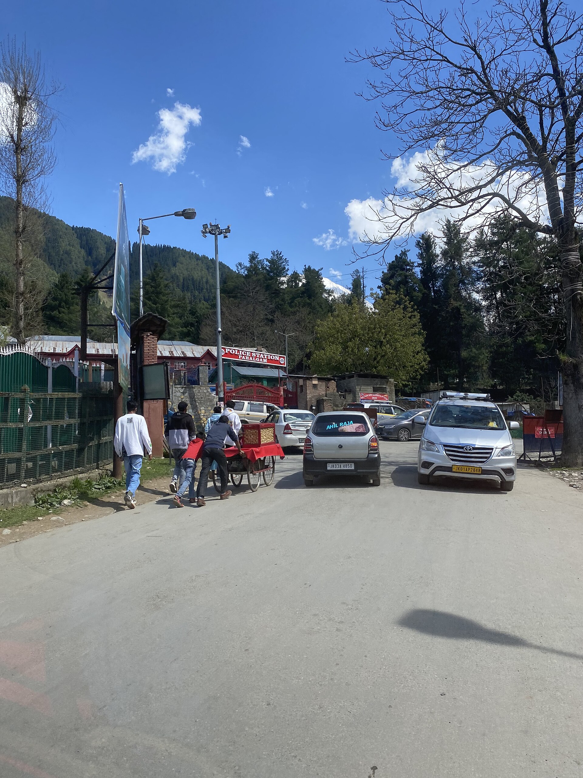 Bustling street in Pahalgam