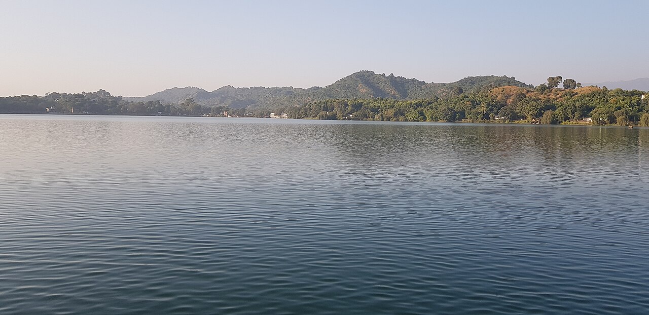 The paved walkway bordering the edge of Mansar Lake.