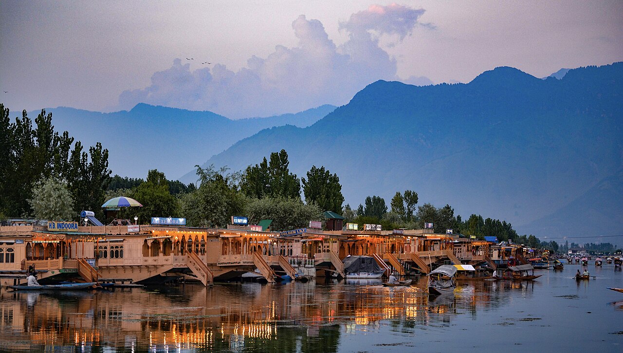 Road and sidewalk running alongside Dal Lake boulevard
