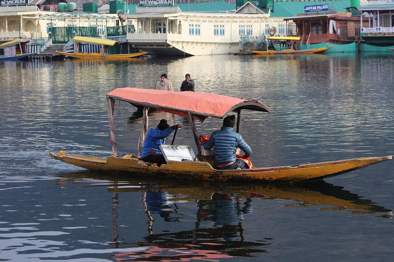 Floating vegetable market on Dal Lake