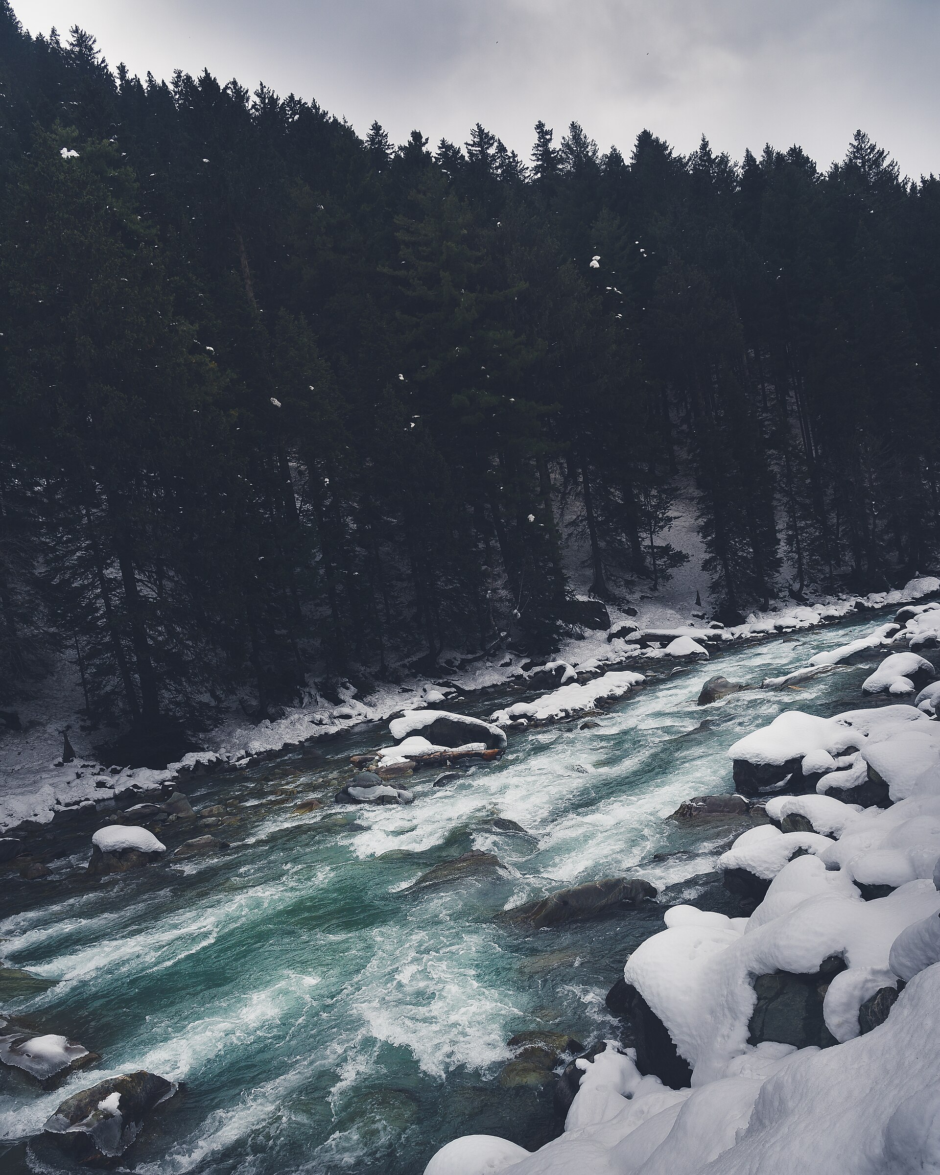 A hotel located near a rushing river in Sonmarg.