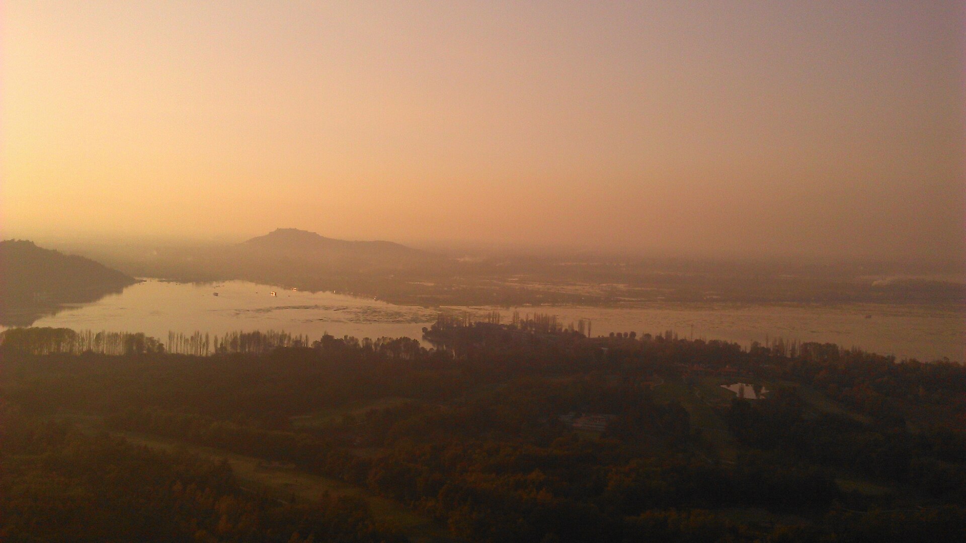Shikaras on Dal Lake at sunset