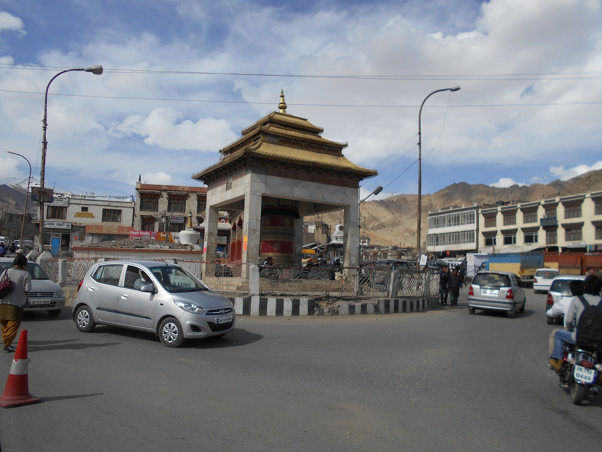 A bustling street in the Leh market.