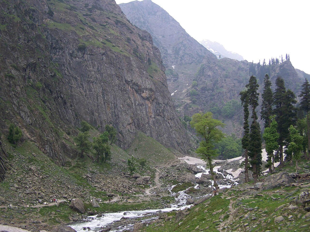 Betaab Valley — Booking Tips for a Stress-Free Stay