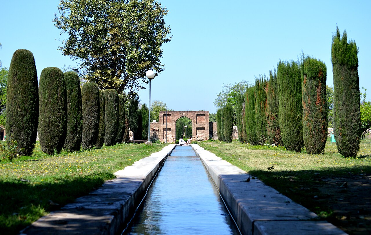 Mughal Gardens — Luxury vs. Authentic Stays